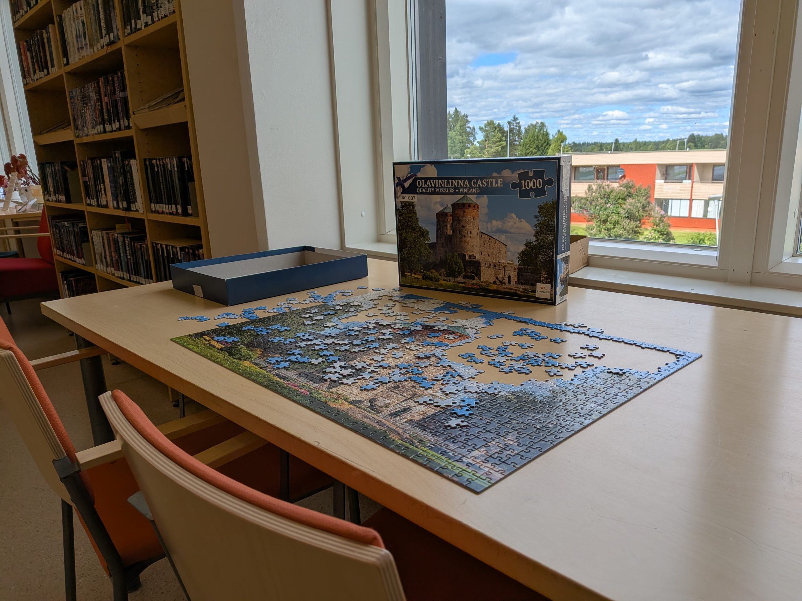 Kuvassa Toholammin kirjaston palapelipöytä ja osittain tehty palapeli