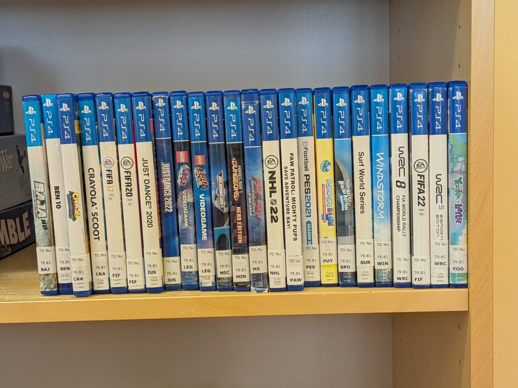 kuvassa kirjaston PS4 pelit