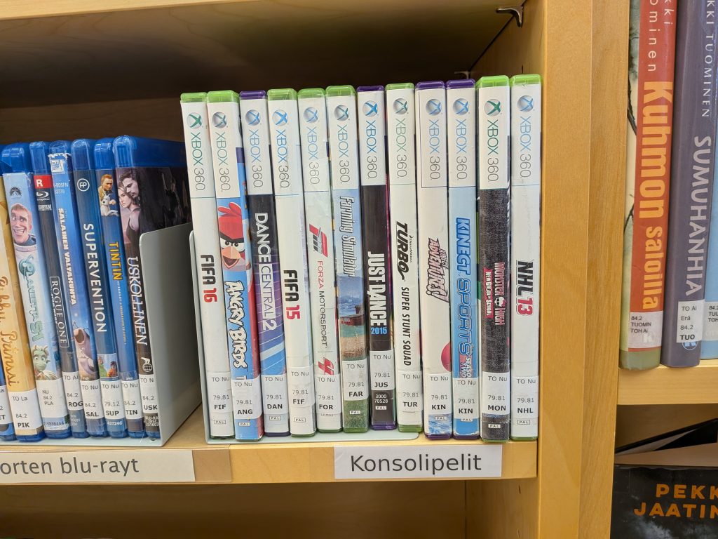 kuva kirjaston xbox 360 pelihyllystä
