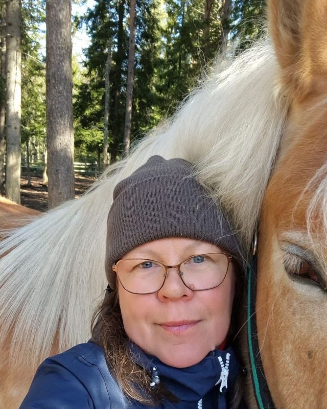 Mervi Hyväri ja Venla Punkari Toholammin lomituspalveluista selvittivät tiensä maatalouslomittajakilpailun finaaliin! Lämpimät onnittelut! 💐💪 

Mervi kuvassa suomenhevosen vierellä, Aina-vasikan kanssa yhteiskuvassa Venla.

Pohjois-Karjalan lomituspalvelut ja koulutuskuntayhtymä Riveria käynnistivät yhteistyössä Melan kanssa valtakunnalliset maatalouslomittajakilpailut, joiden tavoitteena on lisätä maatalouslomittajan ammatin tunnettuutta, houkuttelevuutta ja arvostusta.

Kaikki Suomen 11 maatalouslomituksen paikallisyksikköä ovat mukana kilpailuissa. Karsinnat alkoivat teoriaosuuksilla ja etenivät alueellisiin semifinaaleihin. Semifinaalit kilpailtiin Iisalmessa, Mäntsälässä sekä Ilmajoella. Syykuussa 2025 järjestettävään finaaliin tiensä selvitti kuusi kisaajaa, joista kaksi Toholammin lomituspalveluista: Mervi Hyväri ja Venla Punkari.

Semifinaalit koostuivat käytännön tehtävistä, kuten lypsyrobotin käytöstä, ternimaidon laadun arvioinnista, pienkuormaajatyöstä ja tautisulun hallinnasta. Tehtävissä painotettiin teknistä osaamista, eläinten hyvinvointia ja hygieniaa.

Maatalouslomittajakilpailun semifinaalit osoittivat, että suomalainen maatalous lepää osaavien ja vastuullisten ammattilaisten käsissä. 💪

Maatalouslomittajat ovat tärkeä osa Suomen huoltovarmuutta, sillä heidän työnsä mahdollistaa karjatilallisille lepoa ja lomaa vaativasta eläintenhoidosta. Alan vetovoimaa varjostavat kuitenkin rekrytointihaasteet, ja kilpailun avulla halutaan tuoda esiin lomittajan työn monipuolisuus, osaamisvaatimukset ja yhteiskunnallinen merkitys.

Onnea ja menestystä syyskuun finaaliin Mervi ja Venla!

@farmarit_riveria #toholamminlomituspalvelut #maatalouslomittaja #lomituspalvelu #lomittaja