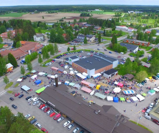 🌞 LC Toholampi järjestää Toukomarkkinat lauantaina 24.5.2025 Toholammin torilla klo 9 - 15. Ohjelmaa on tiedossa klo 10 alkaen Lampin suojalla, tervetuloa viettämään mukavaa markkinapäivää!

🕺 Illalla voi suunnata markkinatansseihin Lampin lavalle, jonka tanssikesä käynnistyy sopivasti Toukomarkkinapäivänä. Lauantai-iltana 24.5. klo 19 alkaen tanssittamassa on Finlanders.

Toholammin urheilijoiden järjestämät perinteiset lavatanssit järjestetään kesän aikana yhteensä kuutena iltana, seuraa tiedottelua tapahtumakalenterissa! Lampin lava sijaitsee osoitteessa Kyläntie 2.

Kuva Lampin lavalta: @juhalaitalainen 

@toholammin.urheilijat  #toukomarkkinat #toholammintoukomarkkinat #markkinat #lctoholampi #lampinsuoja #lampinlava #markkinatanssit #toholampi #luonnollinenkotilaakso