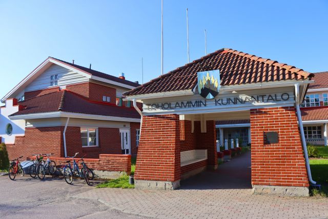 ☀️ Toholammin kunnantalo on suljettuna kesällä 30.6. – 2.8.2025.

Erityislainsäädäntöön perustuvat kuulutukset, julkipanot ja ilmoitukset ja mahdollisesti niihin liittyvät asiakirjat ovat nähtävänä kunnantalon kiinnioloaikana Toholammin kirjastossa (Kirkkotie 2) kirjaston aukioloaikoina:

ma klo 10 – 16
ti – to klo 12 – 19
pe klo 10 – 16

Kunnan ilmoitukset saatetaan tiedoksi julkaisemalla ne kunnan verkkosivuilla.

Muutoksenhakukirjelmät ja muun virkapostin voit toimittaa kunnan sulkuaikana sähköpostitse kunnan kirjaamon sähköpostiin toholammin.kunta@toholampi.fi tai kunnantalon postilaatikkoon (Lampintie 5).

Kunnantalo on auki jälleen 4.8.2024 alkaen.

Hyvää kesää kaikille! 🌼

Kuva: Satu Linna, @tiimilinna 

 #kunnantalo #kesäsulku #toholamminkunta #toholampi #luonnollinenkotilaakso