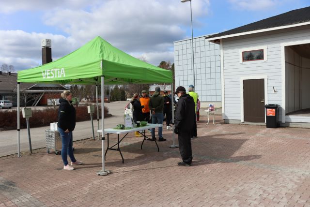 Vestia Oy:n Roskajahti-kampanjan aloitustapahtumaa vietettiin Toholammilla hyvässä kelissä viime viikolla. Kiitos mukanaolosta Vestia Oy:n Suvi Kontiolle, LC Toholammille ja erityiskiitos Toholammin urheilijoiden hiihtojaoston makkaranpaistajille!

Kampanja jatkuu vielä ja Toholammin torilta löytyy Vestian roskalava, jonne voi tuoda roskapusseja 8.5. saakka. 

♻️ Vestian Roskajahti-kampanjassa kerätään roskia ympäristöstä ja kisataan muita kampanjaan osallistuneita kuntia vastaan kerättyjen roskapussien määrissä. Kampanjaan voi osallistua kuka tahansa keräämällä roskia ympäristöstä ja ilmoittamalla kerättyjen roskapussien määrän Vestian kampanjasivulla: vestia.fi/roskajahti/

Tervetuloa mukaan roskajahtiin ja pitämään Toholampi siistinä! 🌱

@vestiaoy #roskajahti #roskatalkoot #roskatroskiin #toholampi #luonnollinenkotilaakso
