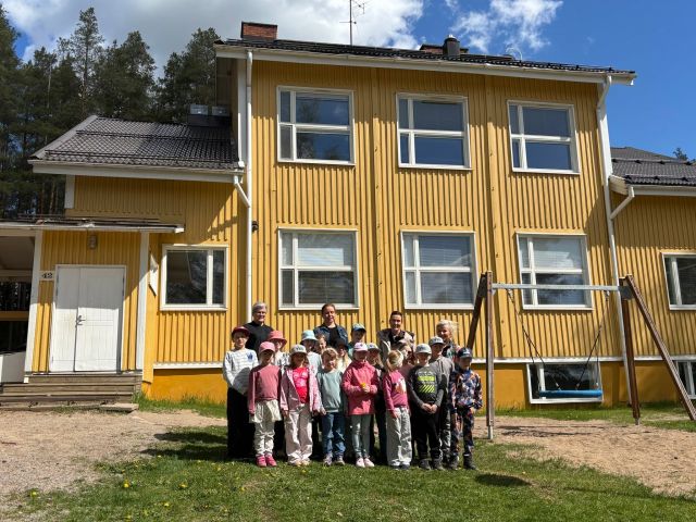 Kuvissa ensimmäiset ja viimeiset oppilaat Kleemolan koulussa. Kleemolan koulu sulkee ovensa tämän kevätlukukauden jälkeen ja Kleemolan entisen koulupiirin oppilaat voivat valita tulevan syksyn oppilaspaikan joko Herman Ojalan koulusta tai Sykäräisen koulusta. Koulukuljetus järjestetään näihin maksutta.

Toholammin kunnanvaltuusto päätti toukokuun kokouksessaan Kleemolan koulun sulkemisesta. Oppilasmäärä olisi tulevana syksynä ollut vain kahdeksan oppilasta. Valtuusto päätti samalla, että lakkautettavan koulun leikki- ja liikuntapaikat säilyvät kyläläisten ja kuntalaisten käytössä.

Mustavalkoinen kuva Toholammin kunnan kotiseutuarkiston kokoelmista: Ensimmäinen lukuvuosi Kleemolan koulussa alkoi vuonna 1924. Kuvan on ottanut opettaja Otto Filander. 

#kyläkoulu #kleemolankoulu #toholamminkunta #toholampi