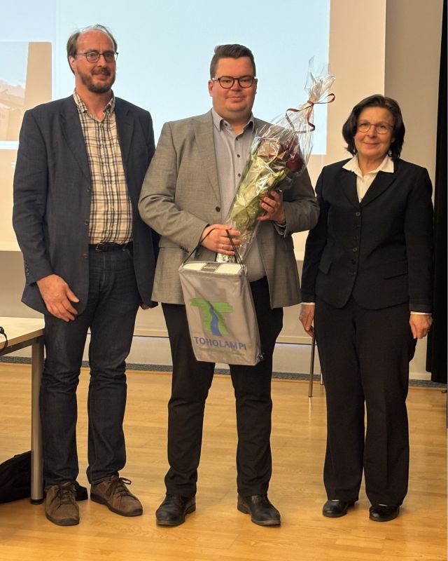 👑 Toholammin kunnanvaltuusto valitsi tänään 26.5. suljetulla lippuäänestyksellä Toholammin uudeksi kunnanjohtajaksi Juho Niemelän. Juho työskentelee tällä hetkellä Ylivieskan elinvoimajohtajana ja on koulutukseltaan kauppatieteiden maisteri, valmistumassa diplomi-insinööriksi.

🌹 Lämpimät onnittelut Juho ja tervetuloa Lampille!

Kuvassa vasemmalta: kunnanhallituksen puheenjohtaja Ville Suomala, Juho Niemelä ja kunnanvaltuuston puheenjohtaja Raija Potila.

@juhhhho #kunnanjohtaja #toholamminkunta #toholampi #luonnollinenkotilaakso